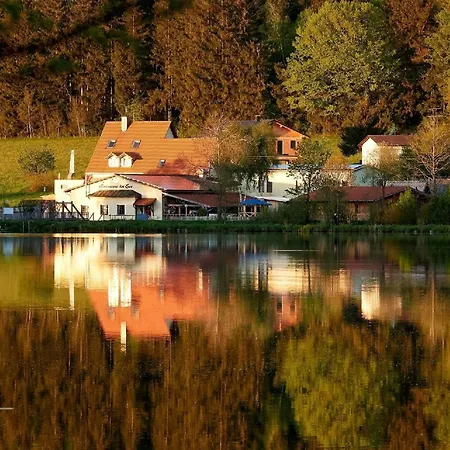In Mit Garten Und Seeblick Holiday home *